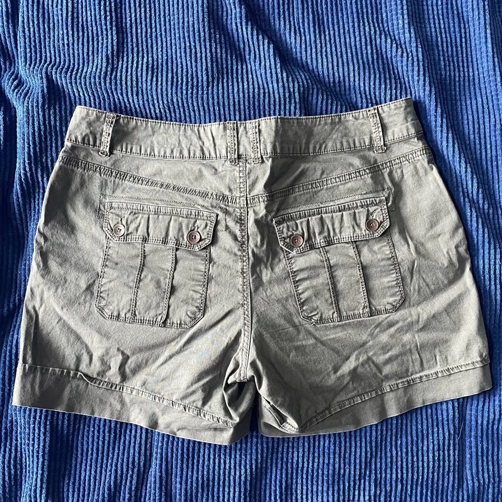 Mid rise women’s shorts grey size 10